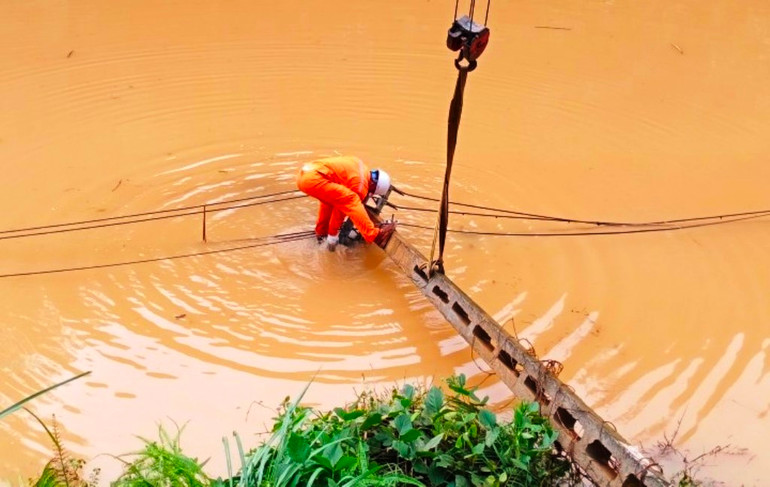 Công nhân Điện lực Bảo Thắng khắc phục sự cố do mưa lũ. (Ảnh: QUỐC HỒNG)