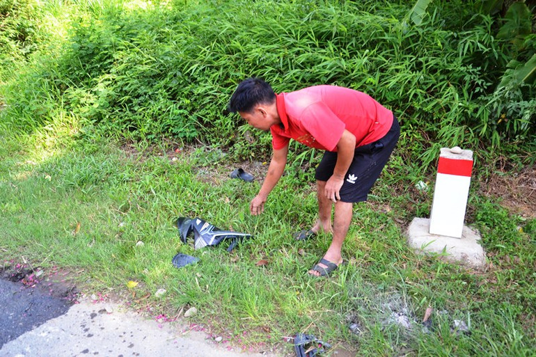 Mảnh vỡ còn lại của chiếc xe máy bị nạn. (Ảnh: QUỐC HỒNG)