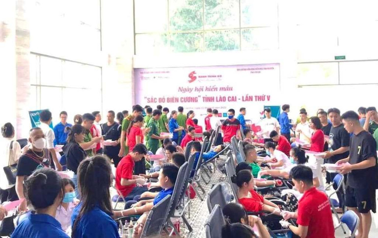 Đông đảo cán bộ, công chức, viên chức, đoàn viên thanh niên, lực lượng vũ trang và nhân dân tình nguyện tham gia hiến máu nhân đạo. (Ảnh: VŨ HIỆP)