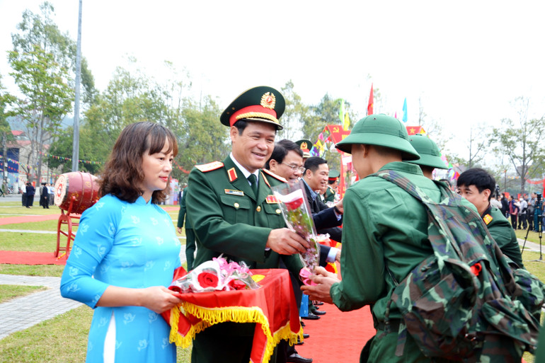 Thượng tướng, Thứ trưởng Quốc phòng Vũ Hải Sản tặng hoa động viên tân binh lên đường nhập ngũ tại Ngày hội giao quân ở thị trấn Bát Xát, tỉnh Lào Cai.
