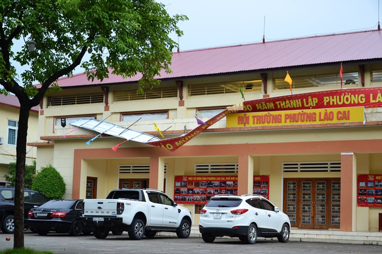 Hội trường phường Lào Cai bị hư hại.