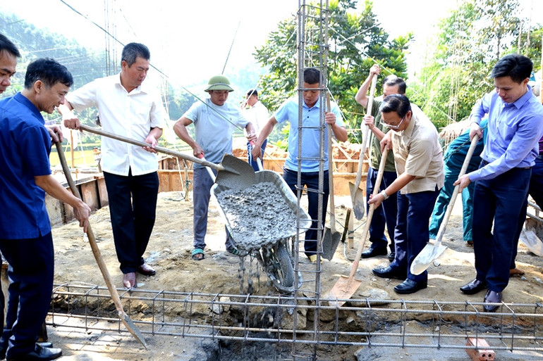 Đổ mẻ bê-tông đầu tiên, xây nhà kiên cố cho hộ nghèo ở xã Nậm Lúc. (Ảnh: QUỐC HỒNG)