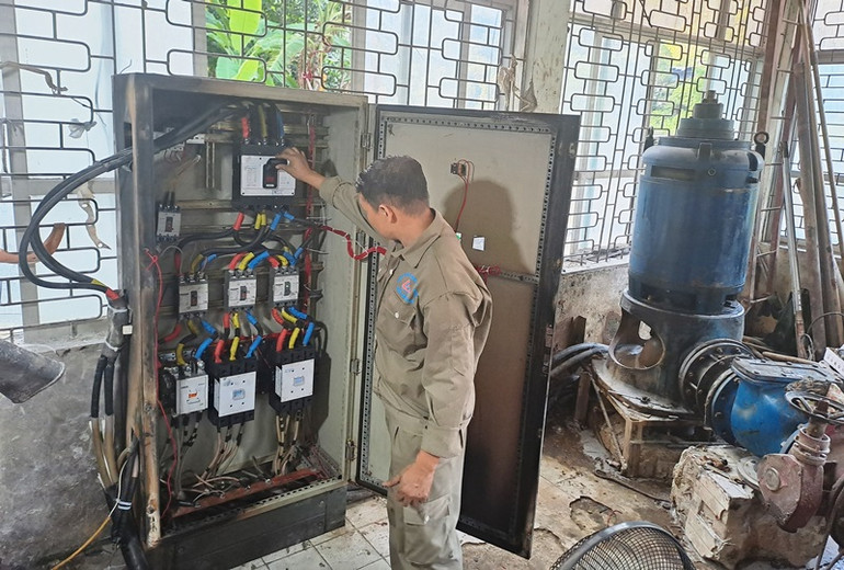 Khôi phục hệ thống điện tại Trạm bơm cấp 1, Nhà máy nước Lào Cai. (Ảnh: QUỐC HỒNG)