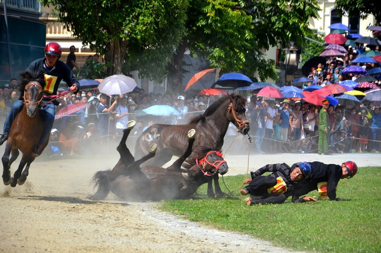 Thi tài ở những khúc quanh đường đua. (Ảnh: QUỐC HỒNG)