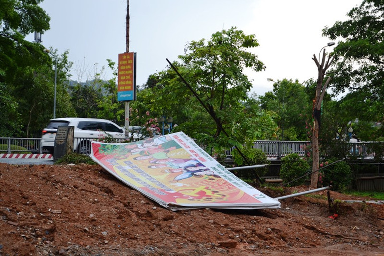 Pano tuyên truyền của ngành văn hóa bị gẫy đổ, (Ảnh: QUỐC HỒNG)