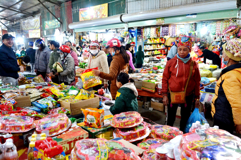 Chọn mua mứt Tết.