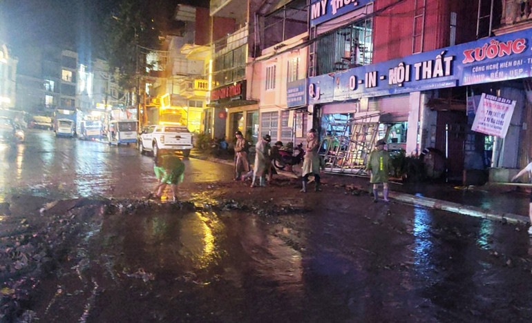 Khắc phục hậu quả mưa lũ, giải phóng nhanh mặt đường, bảo đảm giao thông nội thị Sa Pa. (Ảnh: TL)