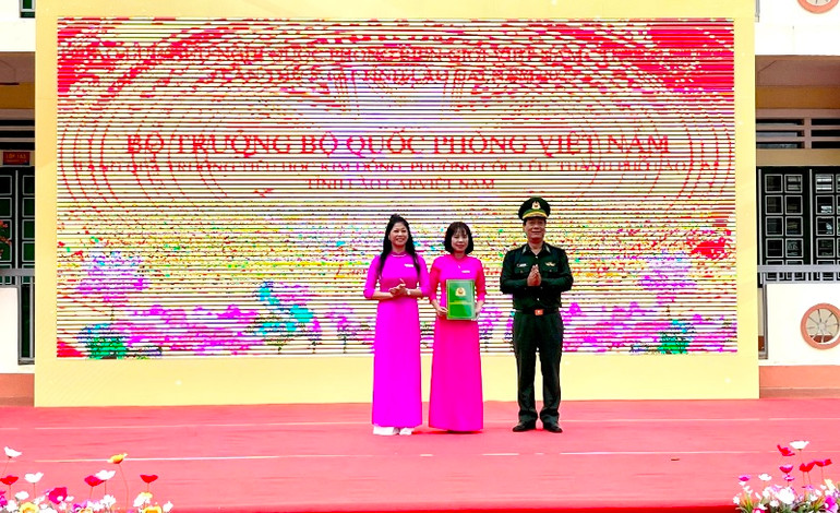 Đại tá Nguyễn Phi Khanh, Chỉ huy trưởng Bộ đội Biên phòng Lào Cai trao màn hình Led ngoài trời cỡ lớn cho Trường tiểu học Kim Đồng, thành phố Lào Cai. (Ảnh: TRUNG DŨNG) Đại tá Nguyễn Phi Khanh, Chỉ huy trưởng Bộ đội Biên phòng Lào Cai trao màn hình Led ngoài trời cỡ lớn cho Trường tiểu học Kim Đồng, thành phố Lào Cai. (Ảnh: TRUNG DŨNG)