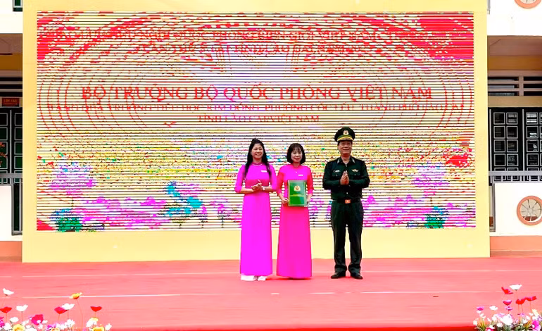 Đại tá Nguyễn Phi Khanh, Chỉ huy trưởng Bộ đội Biên phòng Lào Cai trao màn hình Led ngoài trời cỡ lớn cho Trường tiểu học Kim Đồng, thành phố Lào Cai. (Ảnh: TRUNG DŨNG)