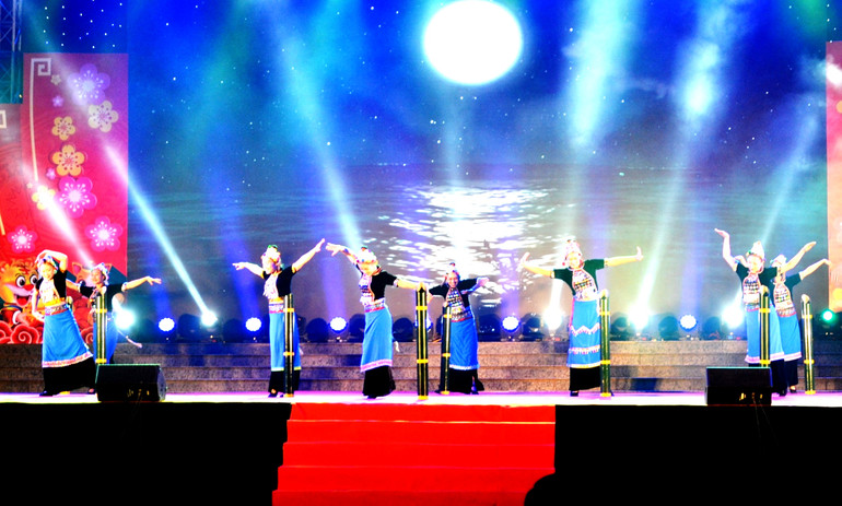 Tiết mục biểu diễn mang đậm bản sắc dân tộc.