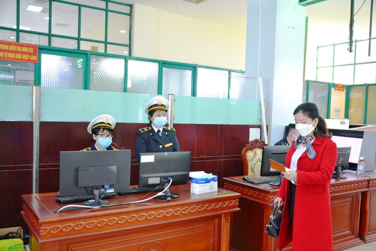 Thực hiện đo thân nhiệt, bảo đảm phòng, chống dịch Covid-19 theo quy định tại Cửa khẩu quốc tế Lào Cai.