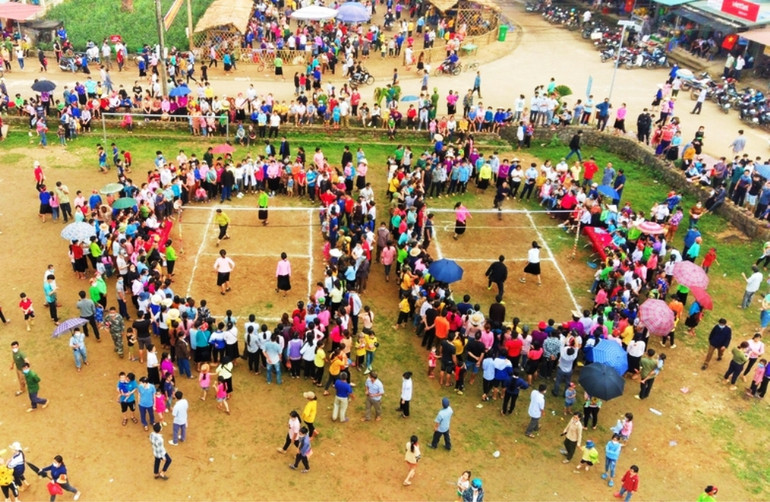 Hội thi đánh yến của đồng bào dân tộc Tày ở Nghĩa Đô-Bảo Yên. (Ảnh: T.L)