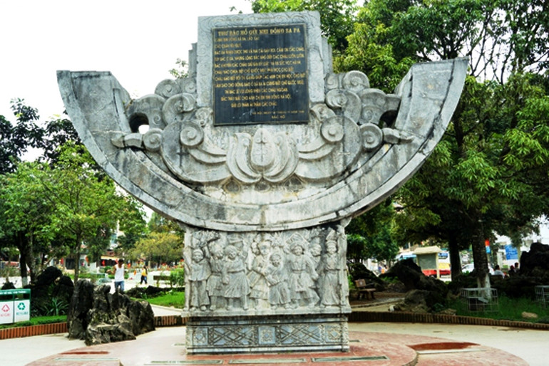 Công trình Đài sen thư Bác ở thị xã Sa Pa là nơi nhiều du khách đến tham quan và chụp ảnh. (Ảnh: TL)