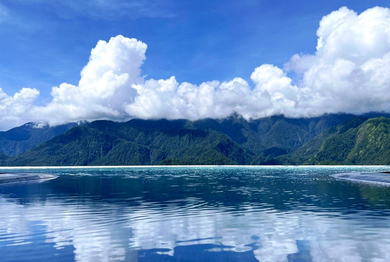 Bể bơi nước ấm vô cực ở khu nghỉ dưỡng. (Ảnh: TL)