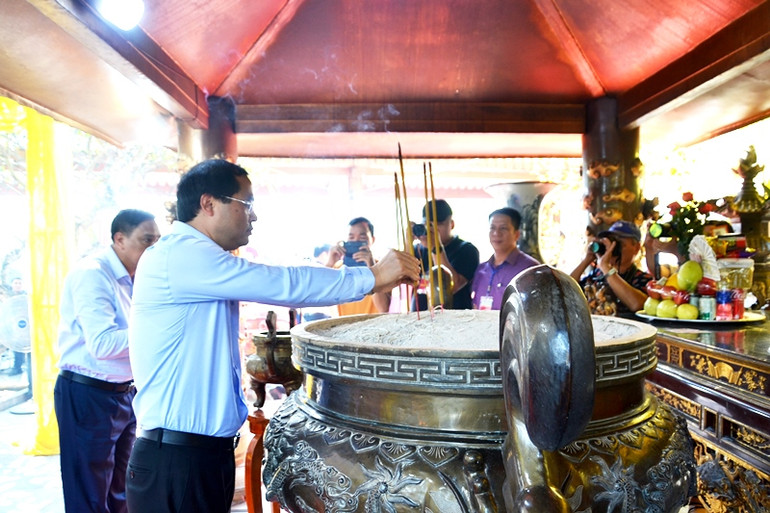 Chủ tịch Ủy ban nhân dân tỉnh Lào Cai Trịnh Xuân Trường thắp hương tưởng nhớ Danh tướng Hoàng Bảy tại đền Bảo Hà. (Ảnh: QUỐC HỒNG)