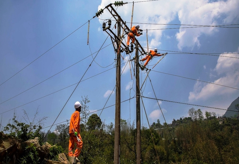 Điện lực Sa Pa bảo dưỡng đường dây để tiết kiệm và bảo đảm an toàn cung ứng điện trên địa bàn. (Ảnh:T.L)