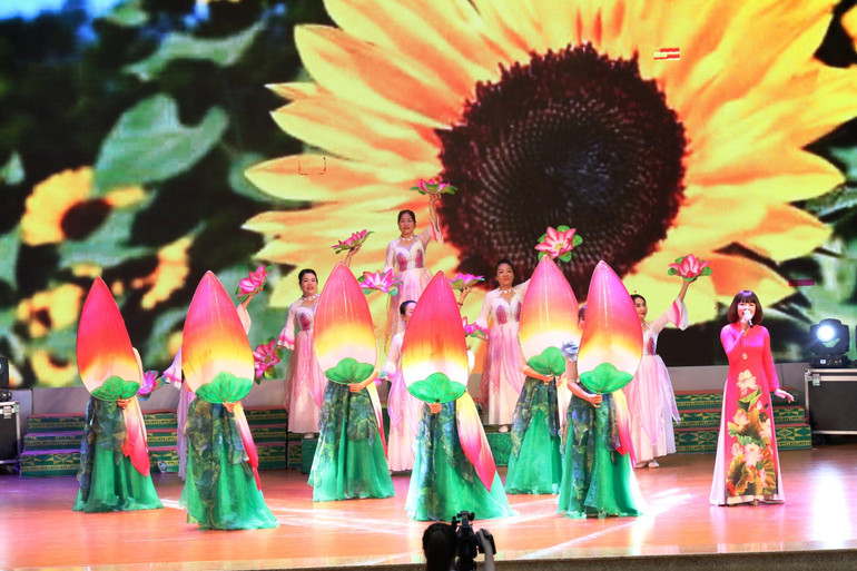 Tiết mục văn nghệ báo công dâng Bác. (Ảnh: QUỐC HỒNG)
