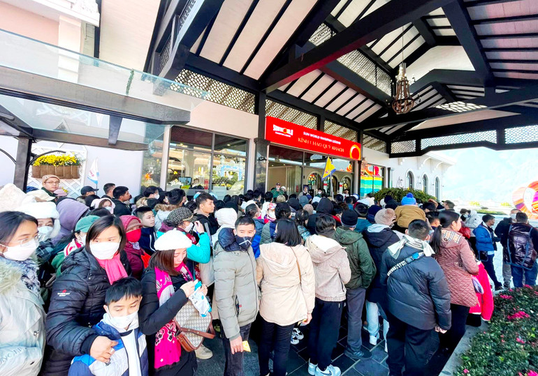 Rất đông du khách đi cáp treo khám phá đỉnh Phan Xi Păng trong dịp Tết Nguyên đán Quý Mão. (Ảnh: TL)