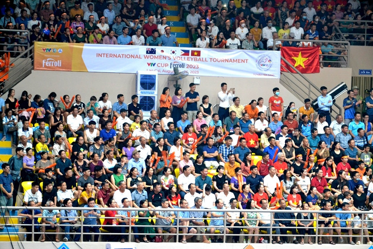 Người xem ngồi chật kín Nhà thi đấu đa năng tỉnh Lào Cai. (Ảnh: QUỐC HỒNG)