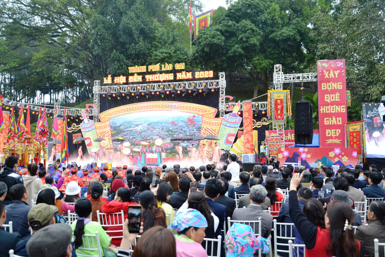 Tưng bừng Hội xuân đền Thượng, góp phần bảo tồn di sản văn hóa và phát triển du lịch ở thành phố biên giới Lào Cai. (Ảnh: QUỐC HỒNG)