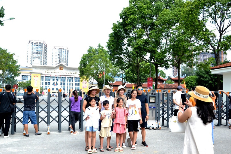 Nhiều du khách check-in ở đầu cầu Hồ Kiều phía Việt Nam. (Ảnh: QUỐC HỒNG)