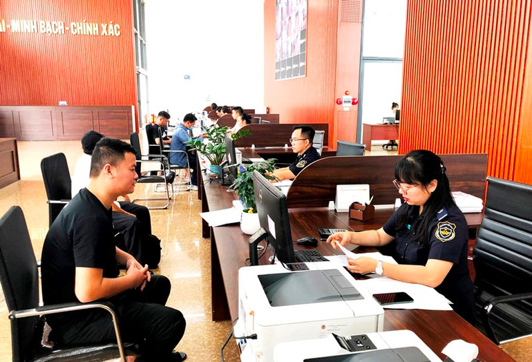 Doanh nghiệp nộp hồ sơ tại Trung tâm tiếp nhận, giải quyết thủ tục hành chính, ở Cửa khẩu đường bộ Kim Thành và nhận kết quả, không phải đến nhiều bộ phận như trước đây. (Ảnh: QUỐC HỒNG)
