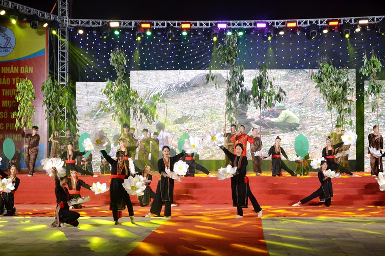 Tôn vinh cây quế và văn hóa bản địa ở vùng đất có hai dòng sông. (Ảnh: QUỐC HỒNG) Tôn vinh cây quế và văn hóa bản địa ở vùng đất có hai dòng sông. (Ảnh: QUỐC HỒNG)