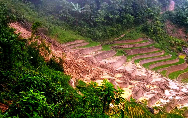 Mưa lớn gây lũ quét, làm hư hại ruộng bậc thang của người dân ở xã Bản Hồ, thị xã Sa Pa. (Ảnh: MẠNH HÙNG) Mưa lớn gây lũ quét, làm hư hại ruộng bậc thang của người dân ở xã Bản Hồ, thị xã Sa Pa. (Ảnh: MẠNH HÙNG)