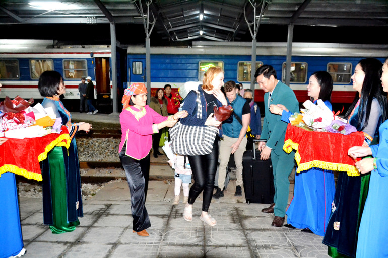 Đón du khách nước ngoài đến Lào Cai trong ngày đầu năm mới 2023