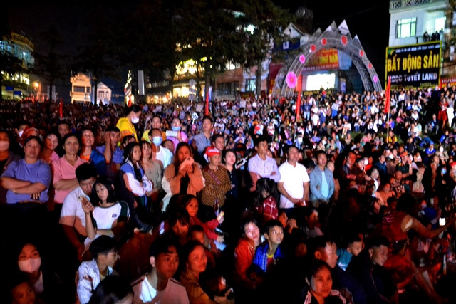 Hàng nghìn du khách và người dân địa phương tham dự Kỷ niệm 120 năm Du lịch Sa Pa. (Ảnh: QUỐC HỒNG)