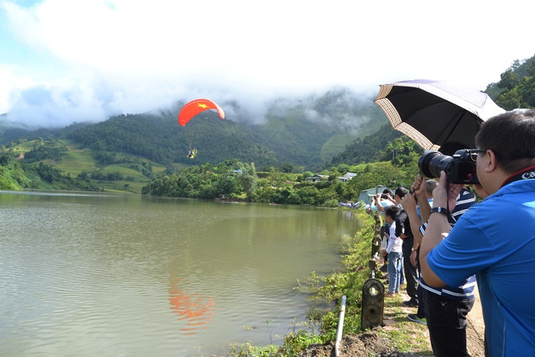 Bay dù lượn trên mặt hồ thủy điện Mường Hum, bốn bề núi cao là trải nghiệm thú vị, đáng nhớ. (Ảnh: QUỐC HỒNG)
