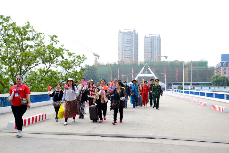 Khách du lịch Trung Quốc nhập cảnh vào Lào Cai qua cửa khẩu quốc tế Lào Cai. (Ảnh: QUỐC HỒNG)