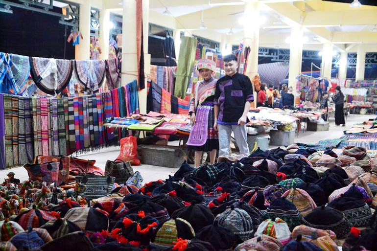 Rực rỡ sắc màu thổ cẩm bản địa trên Cao nguyên trắng Bắc Hà. (Ảnh: QUỐC HỒNG) Rực rỡ sắc màu thổ cẩm bản địa trên Cao nguyên trắng Bắc Hà. (Ảnh: QUỐC HỒNG)