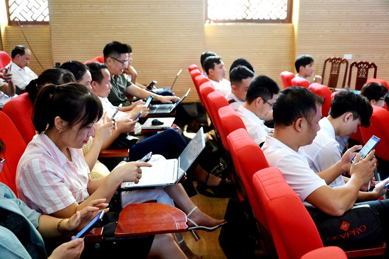 Truy cập ứng dụng Lào Cai số trên nền tảng mạng xã hội Zalo. (Ảnh: QUỐC HỒNG)