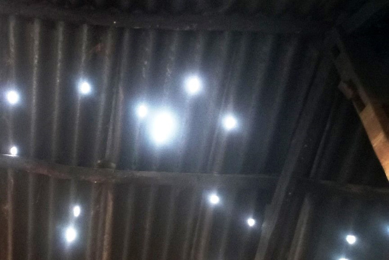 Mái nhà dân lợp bằng tấm fibro xi-măng bị thủng, hư hỏng nặng. (Ảnh: T.L) Mái nhà dân lợp bằng tấm fibro xi-măng bị thủng, hư hỏng nặng. (Ảnh: T.L)