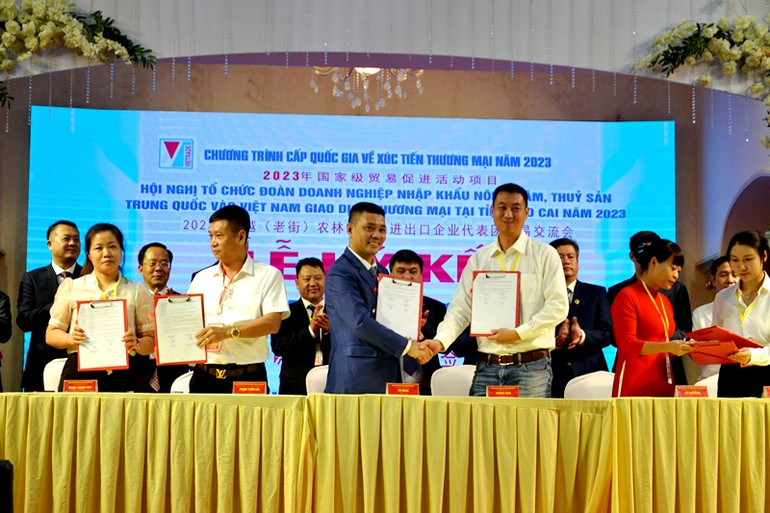 Tại Hội nghị, 42 doanh nghiệp Việt Nam và Trung Quốc đã ký kết hợp đồng kinh tế. (Ảnh: QUỐC HỒNG)