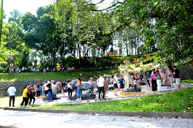 Vui chơi trong khuôn viên Đền Thượng, dưới bóng cây đa trăm tuổi. (Ảnh: QUỐC HỒNG)