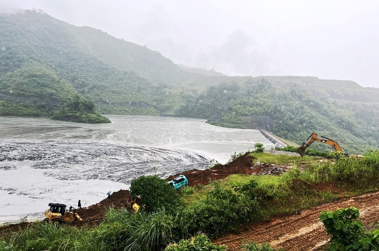 Khắc phục sự cố vỡ cống xả tràn hồ thải Nhà máy tuyển đồng Tả Phời. (Ảnh: QUỐC HỒNG)