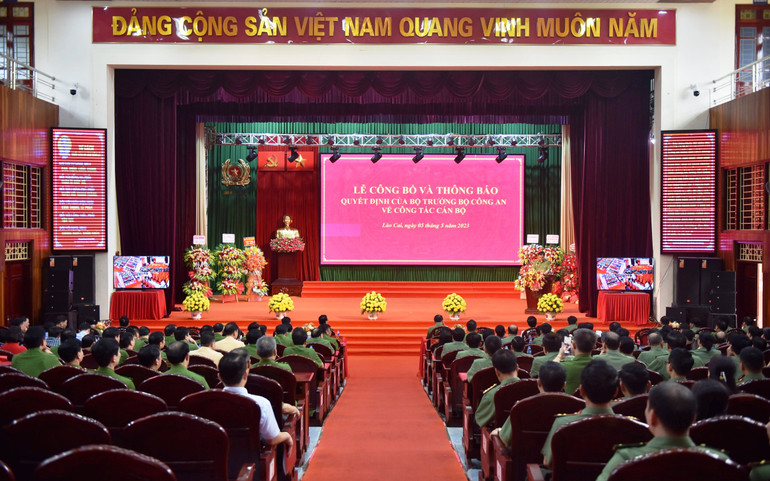 Lễ công bố quyết định của Bộ trưởng Công an về công tác cán bộ, tại tỉnh Lào Cai sáng 5/5. (Ảnh: THANH TUẤN)