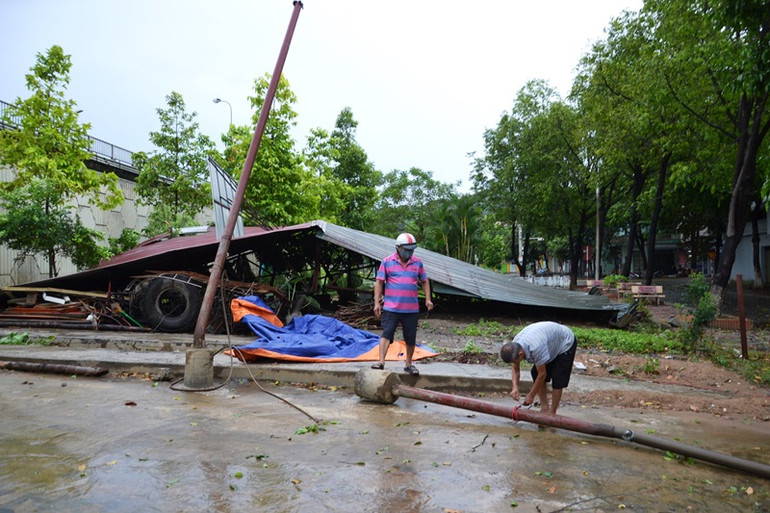 Người dân giúp nhau dọn dẹp, khắc phục hậu quả, ổn định cuộc sống.