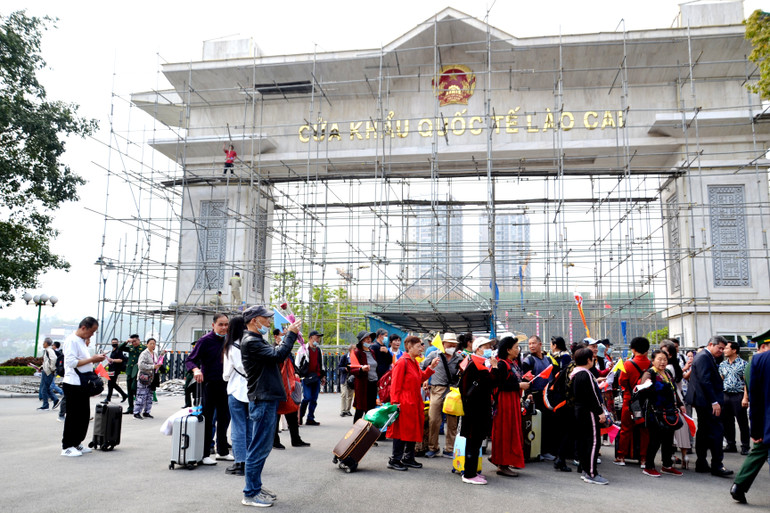 Cửa khẩu quốc tế Lào Cai đang sửa chữa, nâng cấp nhưng rất đông du khách Trung Quốc nhập cảnh vào Việt Nam du lịch qua cửa khẩu này. (Ảnh: QUỐC HỒNG)