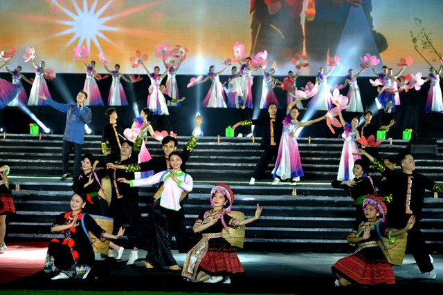 Đón mặt trời trong sương. (Ảnh: QUỐC HỒNG)