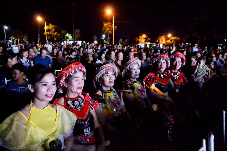 Rất đông người dân địa phương dự lễ kỷ niệm 65 năm ngày Bác Hồ lên thăm Lào Cai, tại sân vận động phường Xuân Tăng, thành phố Lào Cai. (Ảnh: QUỐC HỒNG)