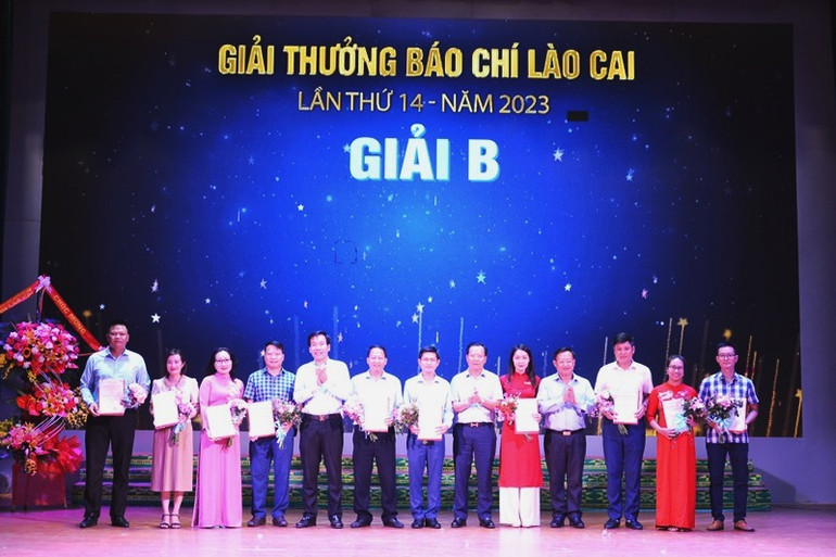 Lãnh đạo tỉnh Lào Cai trao Giải thưởng báo chí năm 2023 cho các tác giả có tác phẩm đạt kết quả cao. (Ảnh: QUỐC HỒNG)