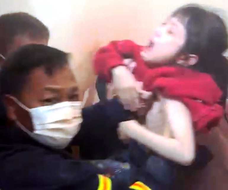 Sau 30 phút, cháu P.A đã được đưa ra khỏi khe hẹp của hai nhà xây liền kề, bảo đảm an toàn.