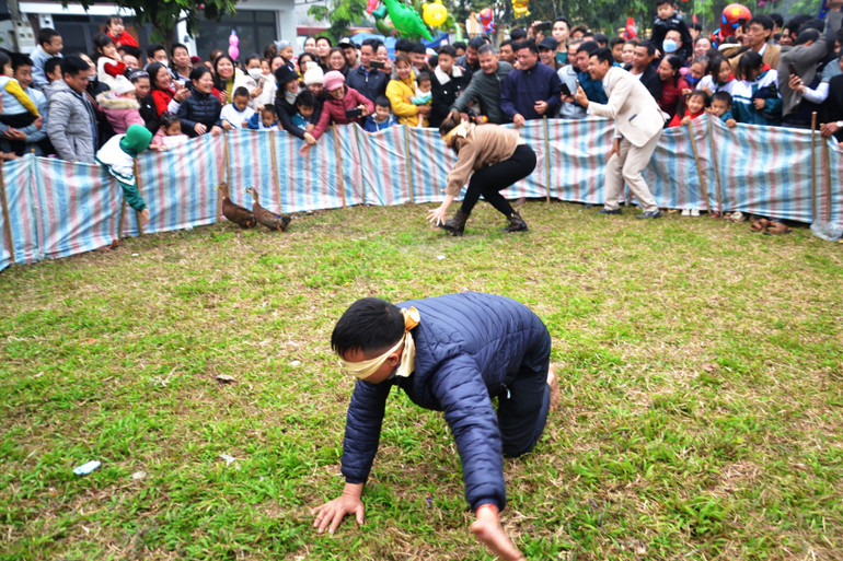 Thi bịt mắt bắt vịt ở Hội xuống đồng đầu năm. (Ảnh: QUỐC HỒNG)
