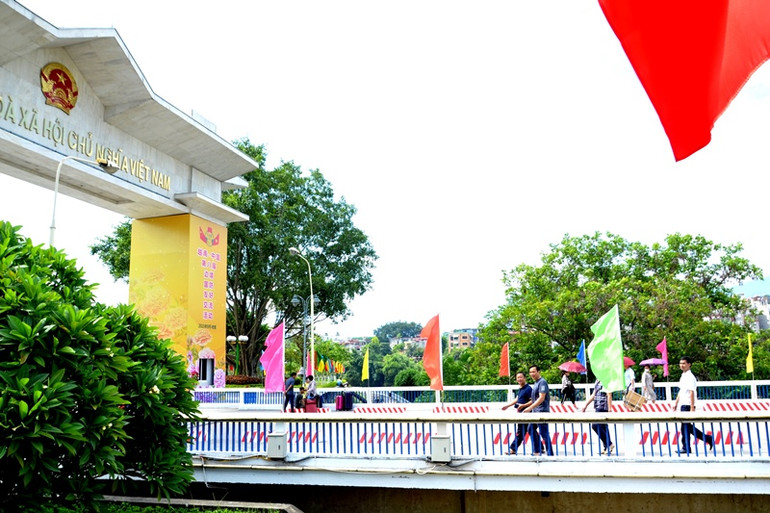 Du khách từ Trung Quốc nhập cảnh thăm Lào Cai. (Ảnh: QUỐC HỒNG)