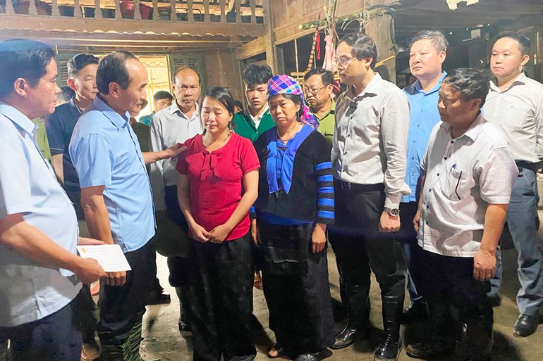 Lãnh đạo Tỉnh ủy, Ủy ban nhân dân tỉnh Lào Cai và thị xã Sa Pa thăm hỏi người dân bị thiệt hại do lũ ống, ở xã Liên Minh, thị xã Sa Pa. (Ảnh: QUỐC HỒNG)