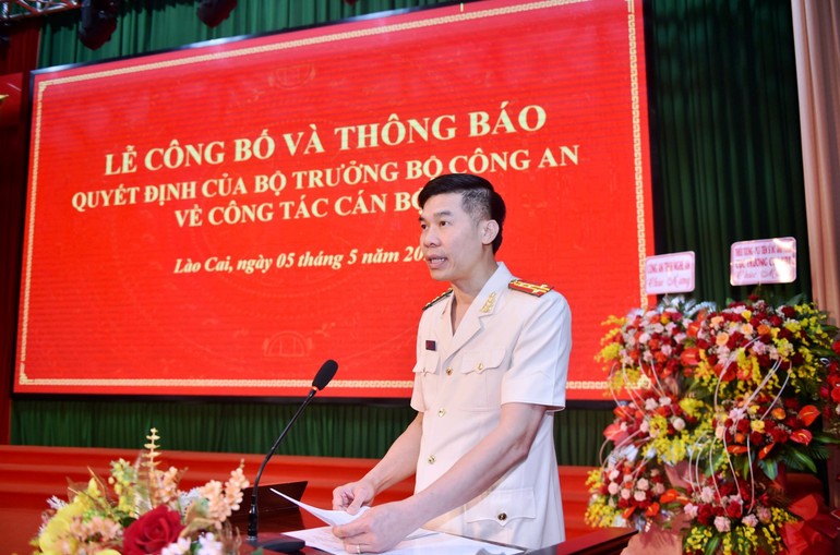 Đại tá, Giám đốc Công an tỉnh Lào Cai Cao Minh Huyền phát biểu nhận nhiệm vụ. (Ảnh: THANH TUẤN)