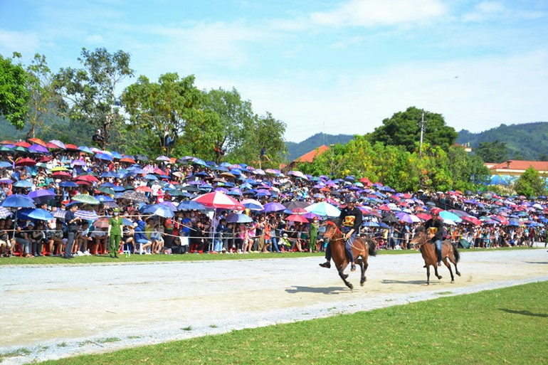 Bắt đầu cuộc đua. (Ảnh: QUỐC HỒNG)